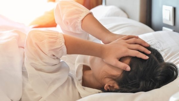 放假睡越多反而越累？醫師揭「放假睡不飽症候群」陷阱：這樣做才能把睡眠救回來