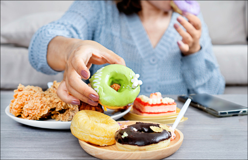 OL半夜狂吃紓壓 就醫檢查罹夜食症  文/  周伯翰醫師